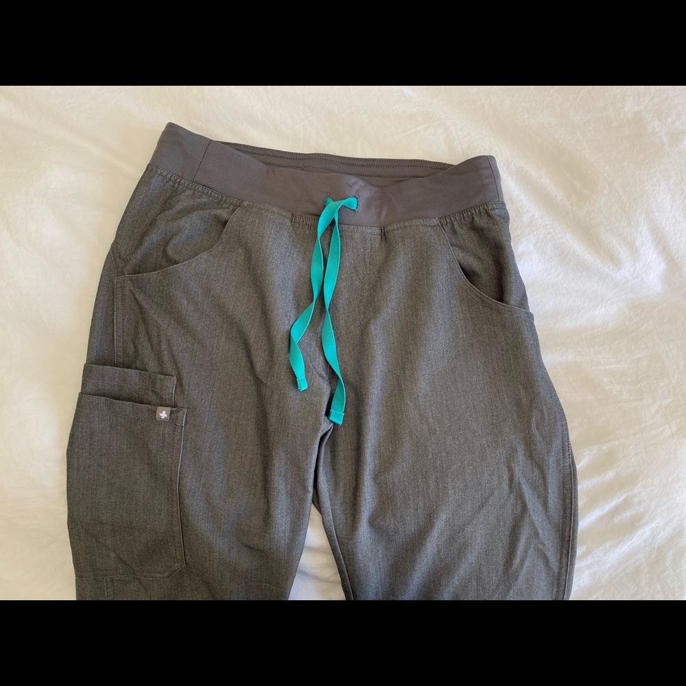 FIGS Kade pants in Graphite - Picture 2 of 4